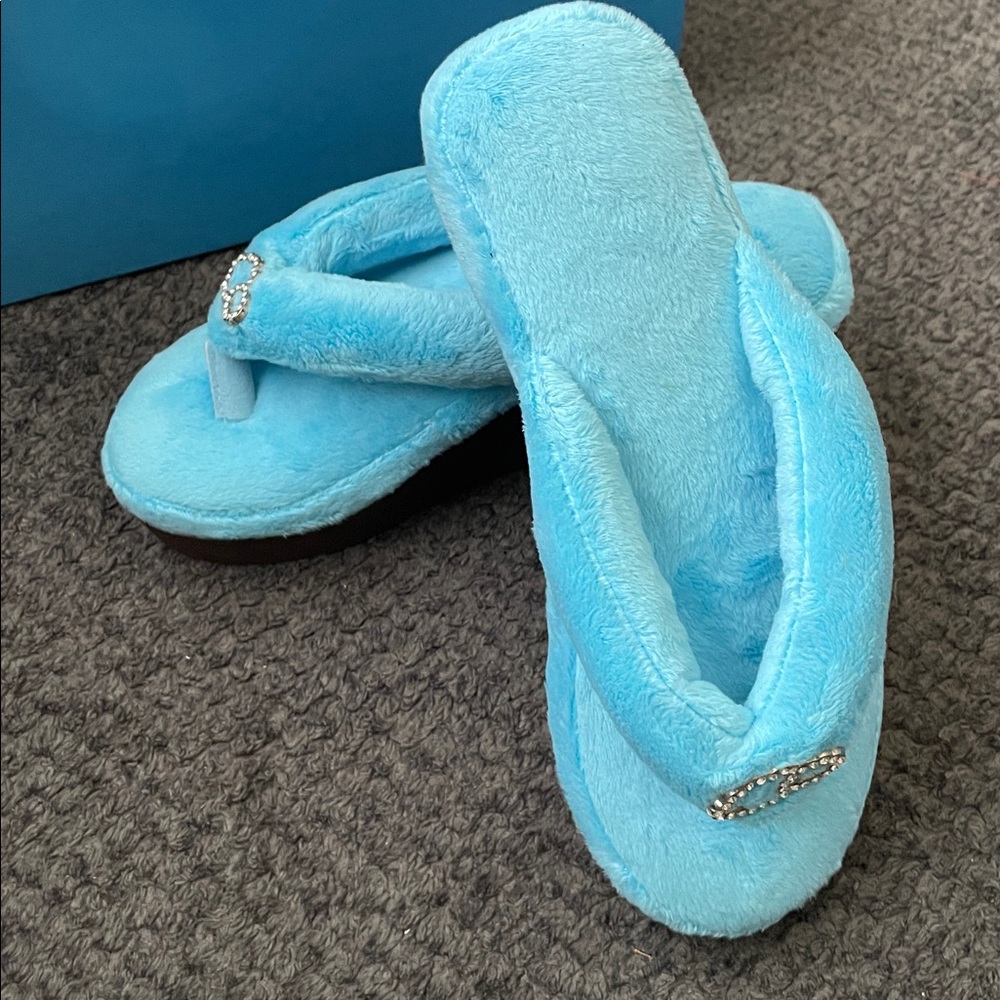 New in Bix Clpuds Women's Blue Plush Slippers Wedge Style Size Six - Picture 4 of 6